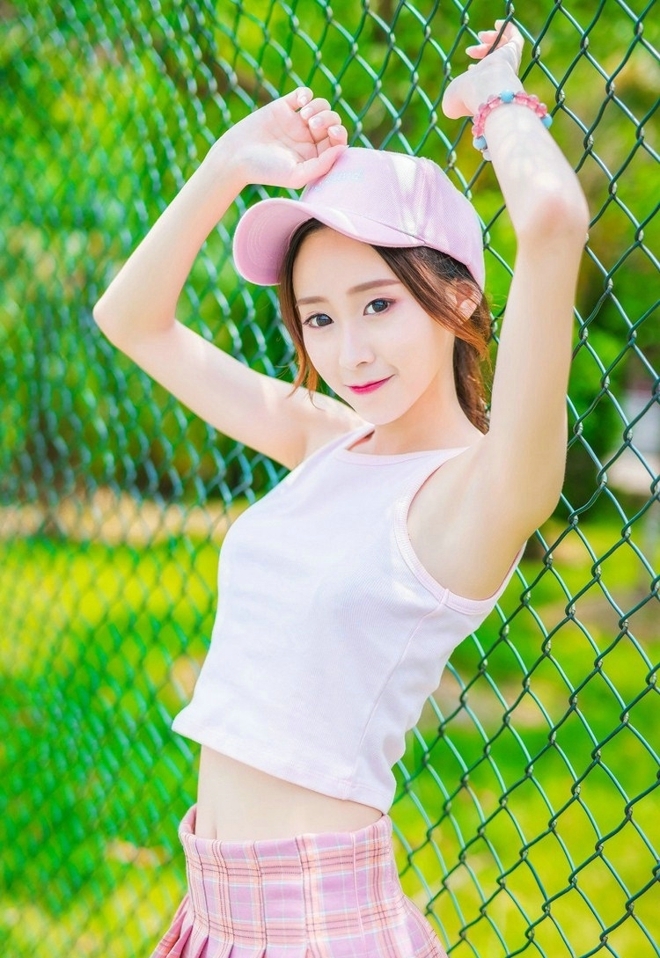 元气少女露脐装超短裙户外写真