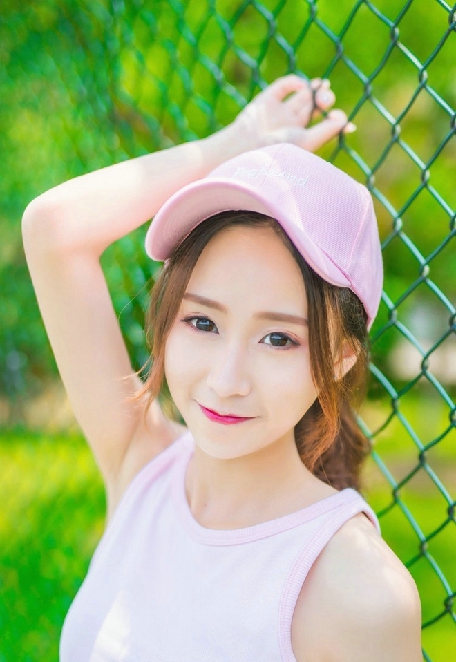 元气少女露脐装超短裙户外写真