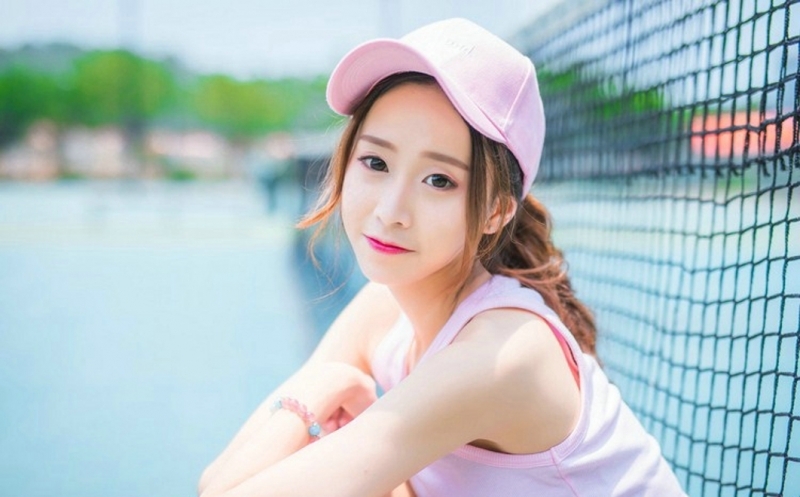 元气少女露脐装超短裙户外写真