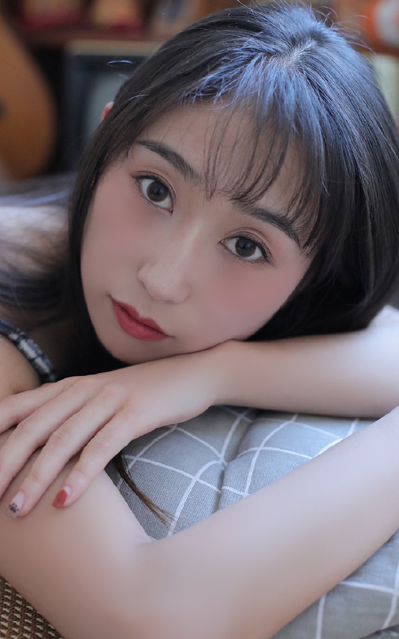 邻家女孩吊带香肩清纯动人图片