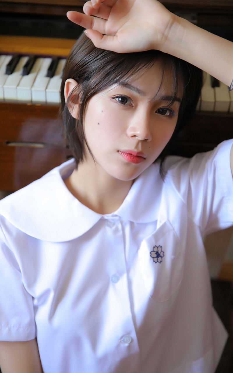短发美女学生制服美丽大方图片