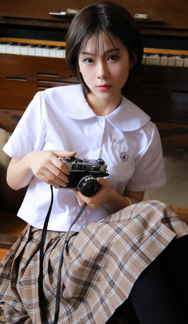 短发美女学生制服美丽大方图片