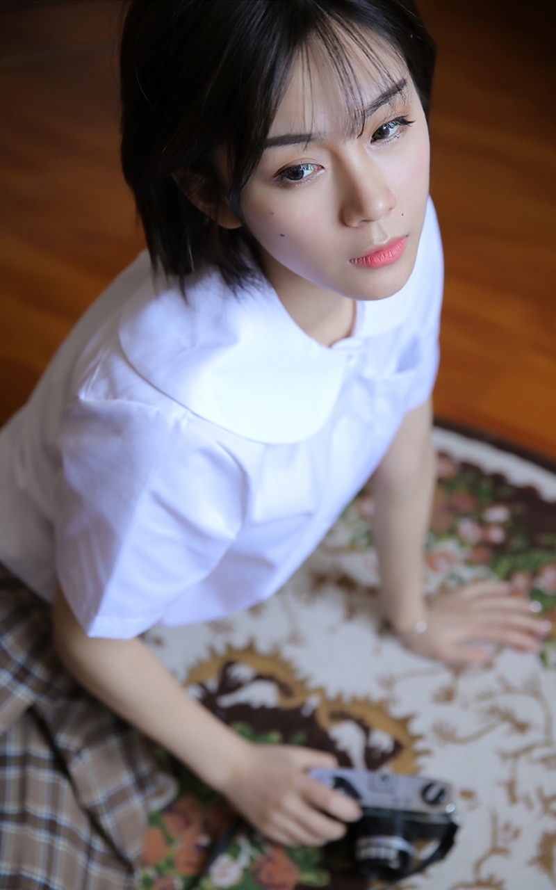 短发美女学生制服美丽大方图片