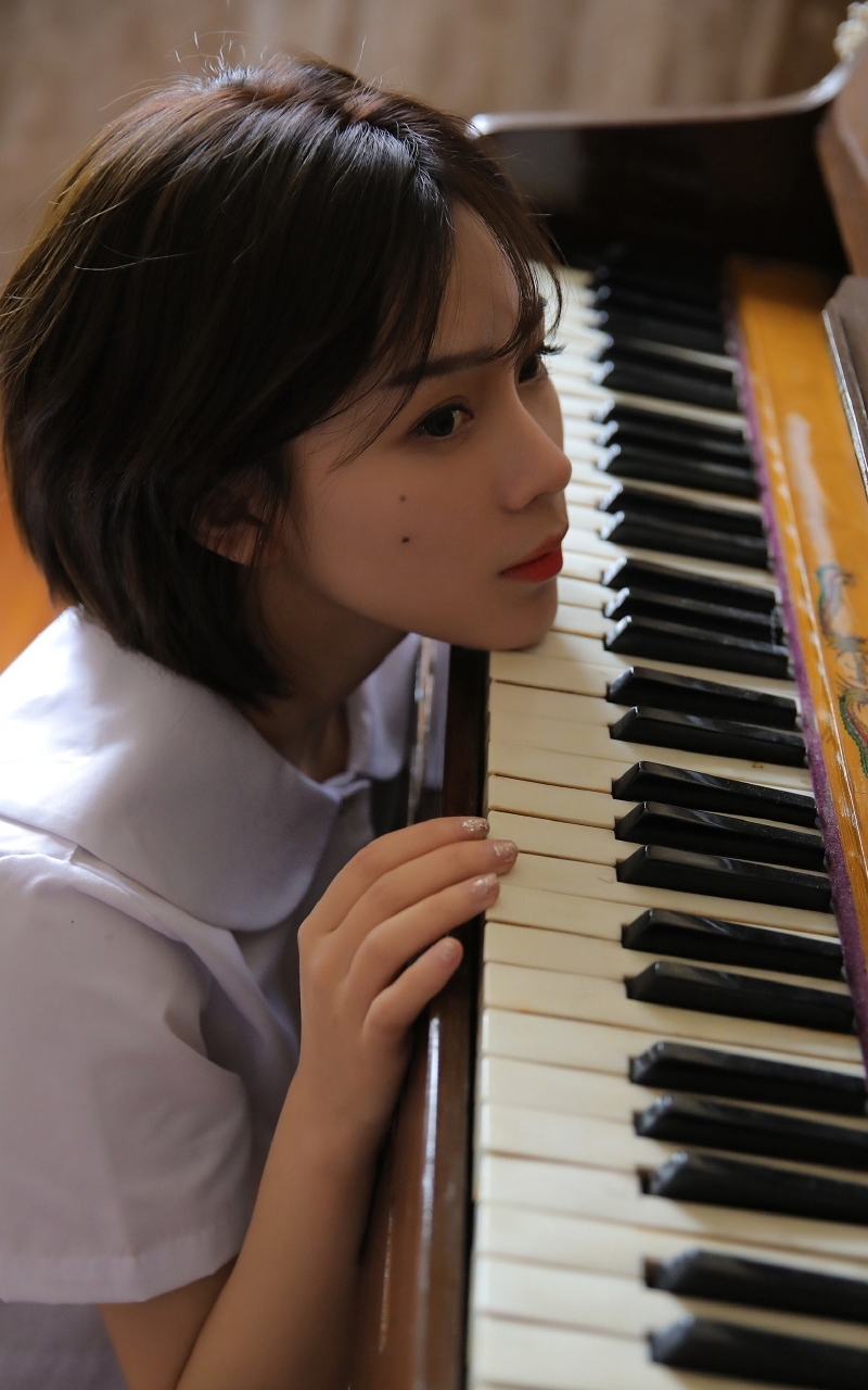 短发美女学生制服美丽大方图片