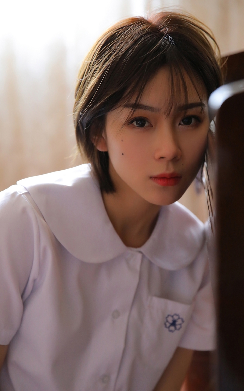 短发美女学生制服美丽大方图片