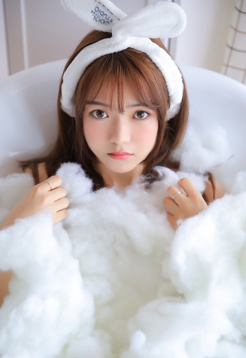 浴巾美女香肩锁骨室内个人写真