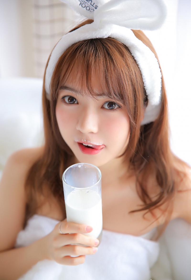 浴巾美女香肩锁骨室内个人写真