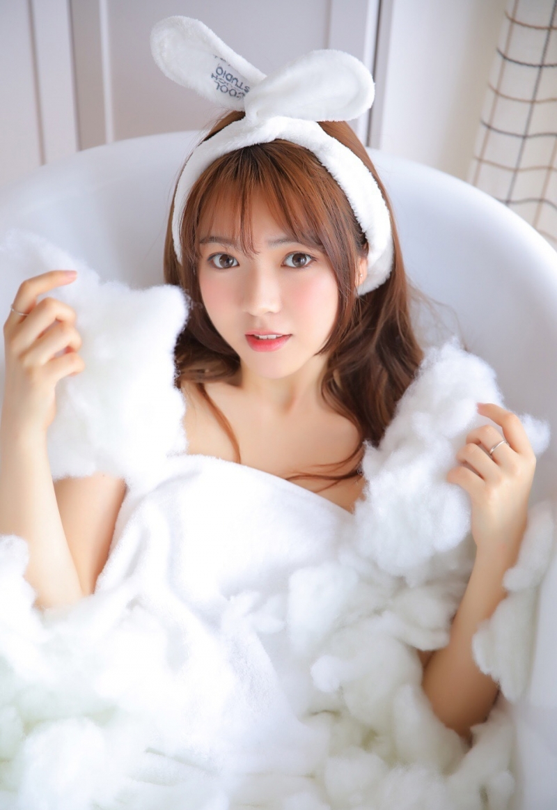 浴巾美女香肩锁骨室内个人写真