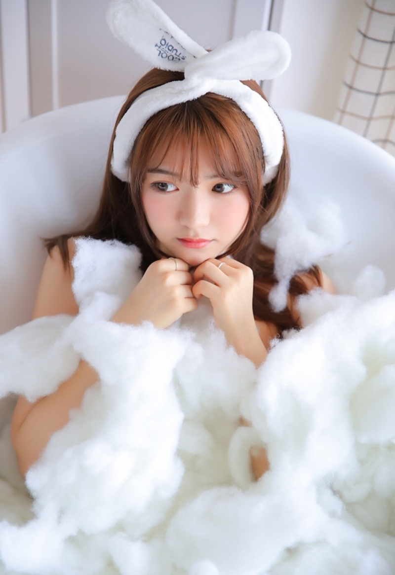 浴巾美女香肩锁骨室内个人写真