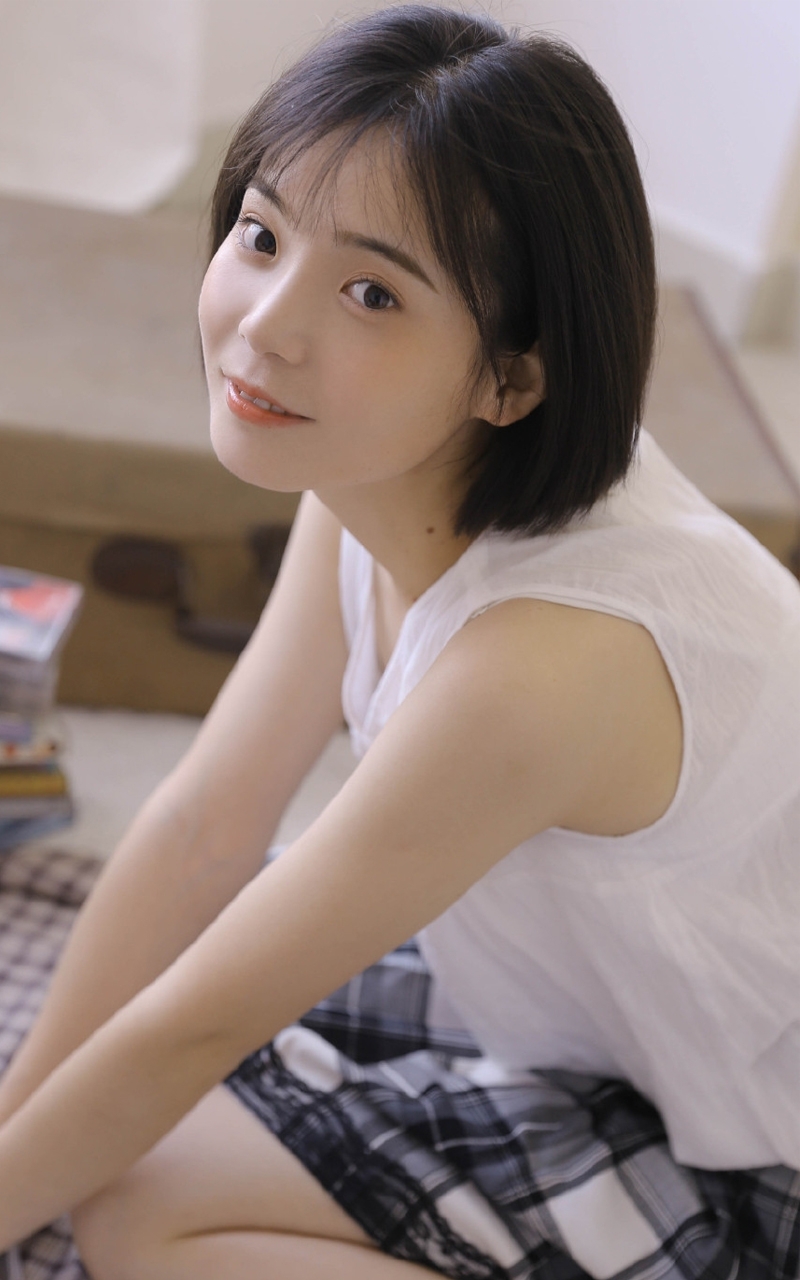 短发妹子俏皮可爱室内个人写真