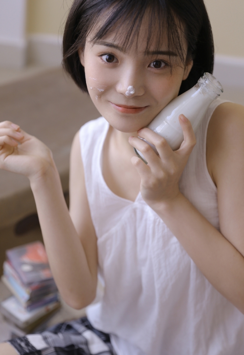 短发妹子俏皮可爱室内个人写真