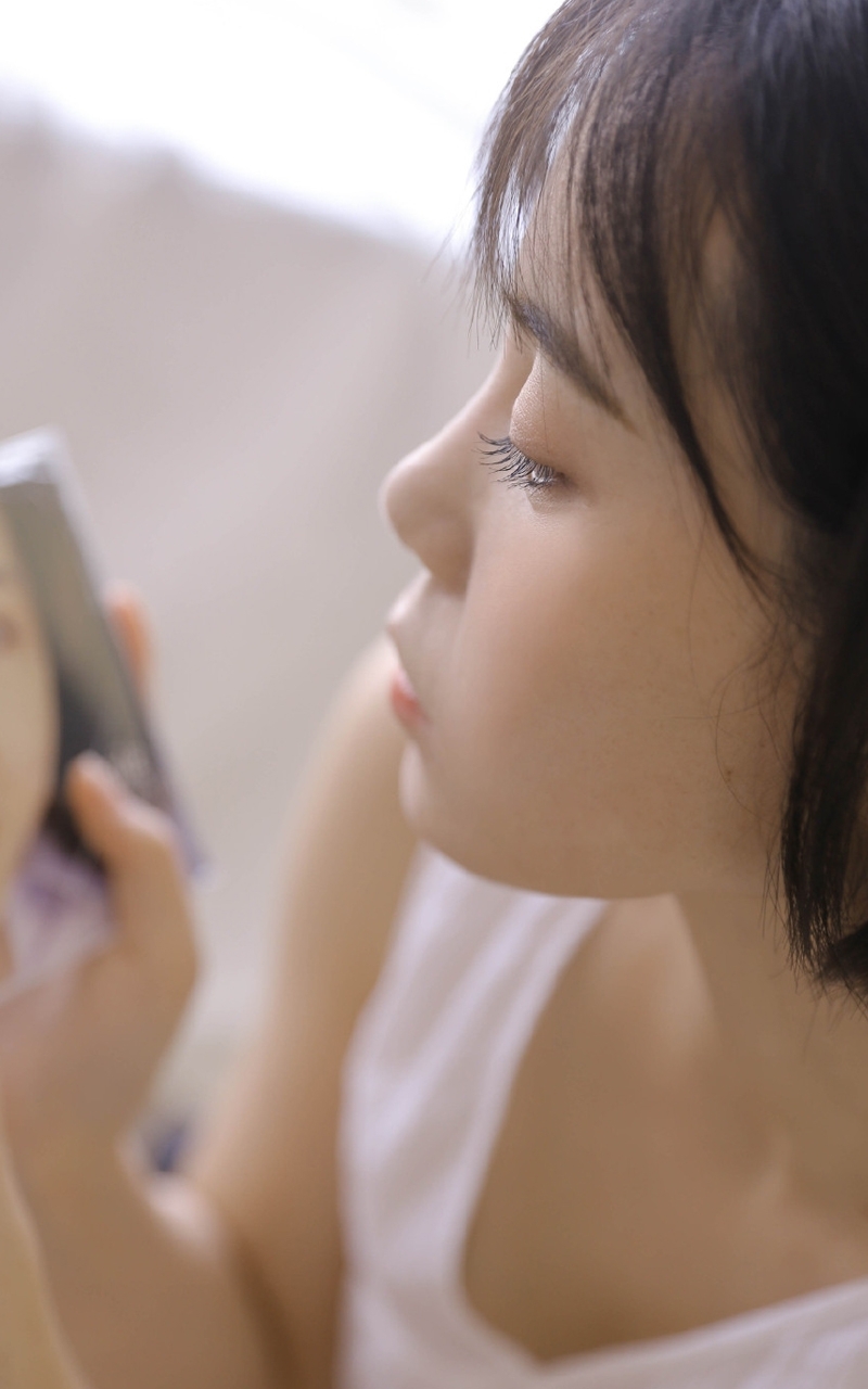 短发妹子俏皮可爱室内个人写真