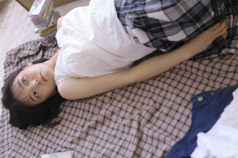 短发妹子俏皮可爱室内个人写真