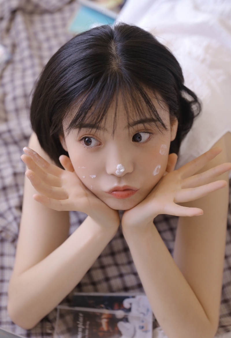 短发妹子俏皮可爱室内个人写真