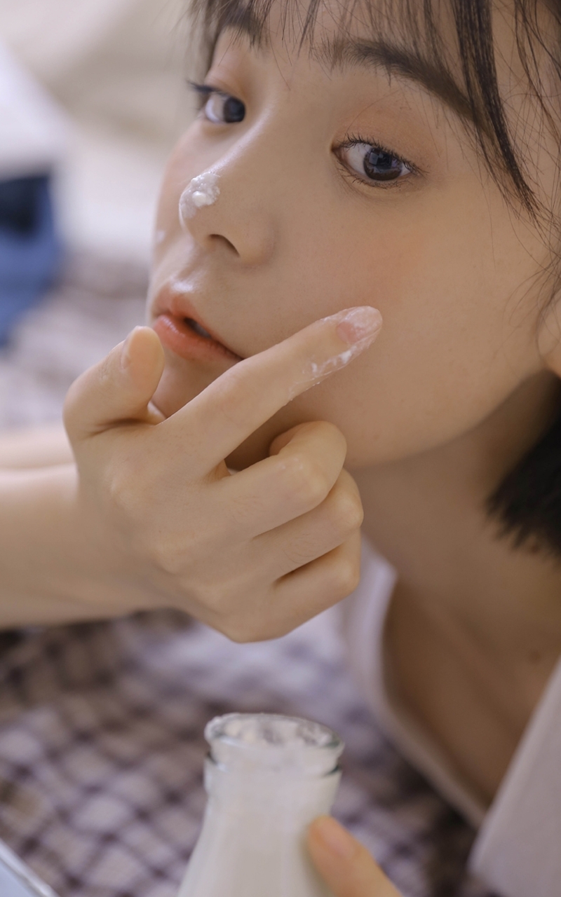 短发妹子俏皮可爱室内个人写真