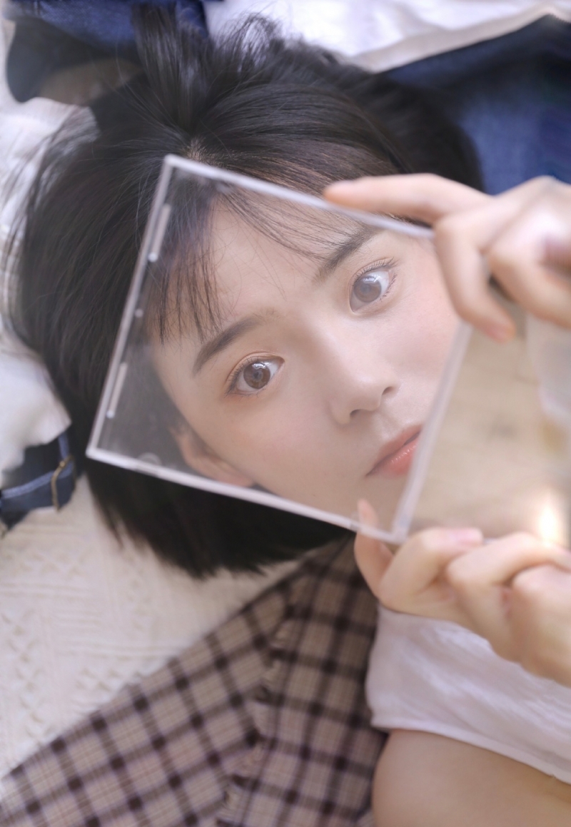 短发妹子俏皮可爱室内个人写真