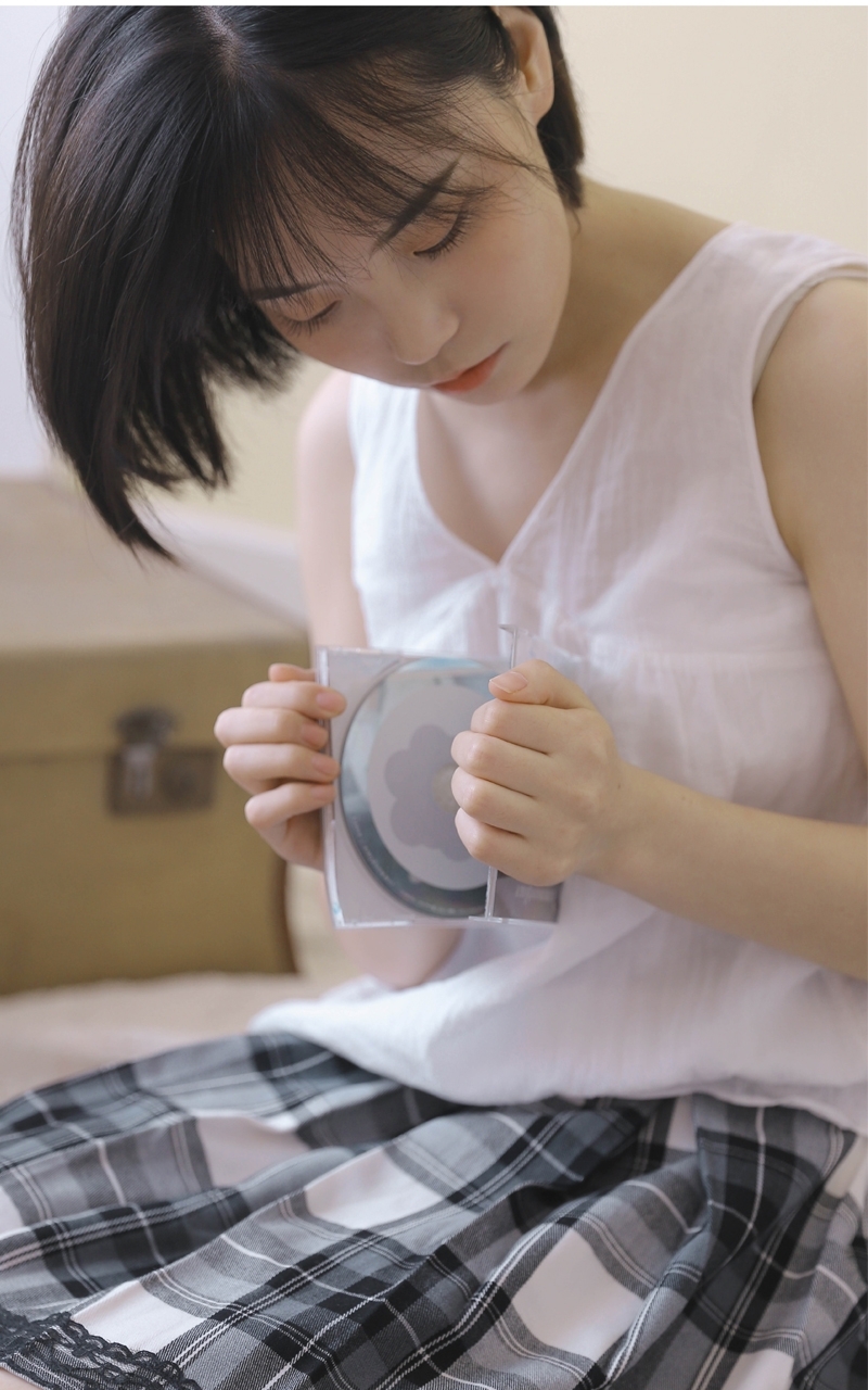 短发妹子俏皮可爱室内个人写真