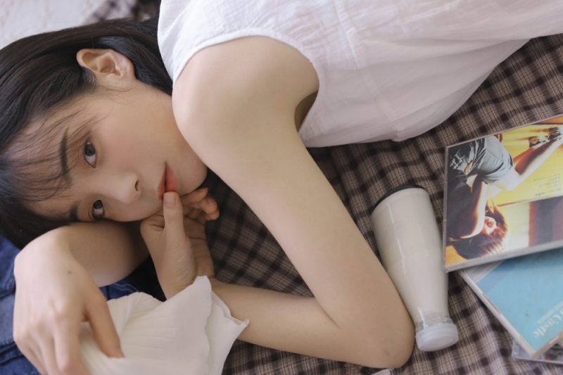 短发妹子俏皮可爱室内个人写真