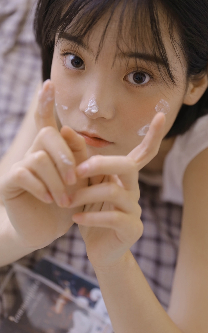 短发妹子俏皮可爱室内个人写真