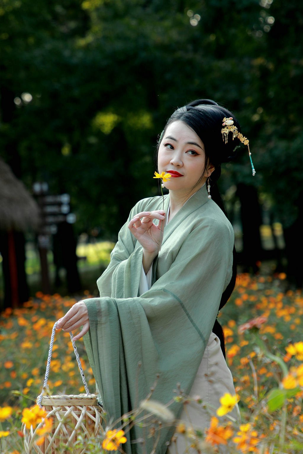 油菜花田汉服美女风韵犹存图片