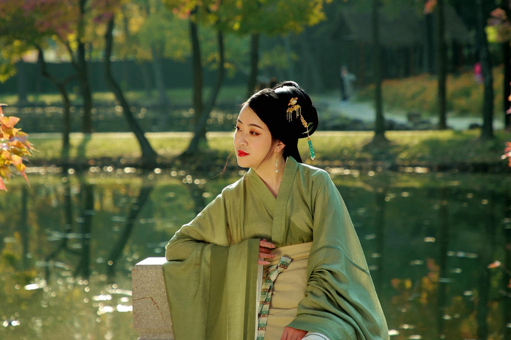 油菜花田汉服美女风韵犹存图片