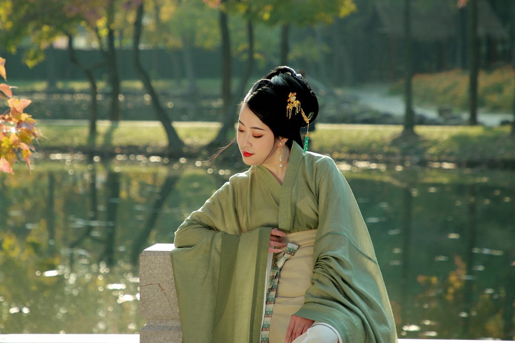 油菜花田汉服美女风韵犹存图片