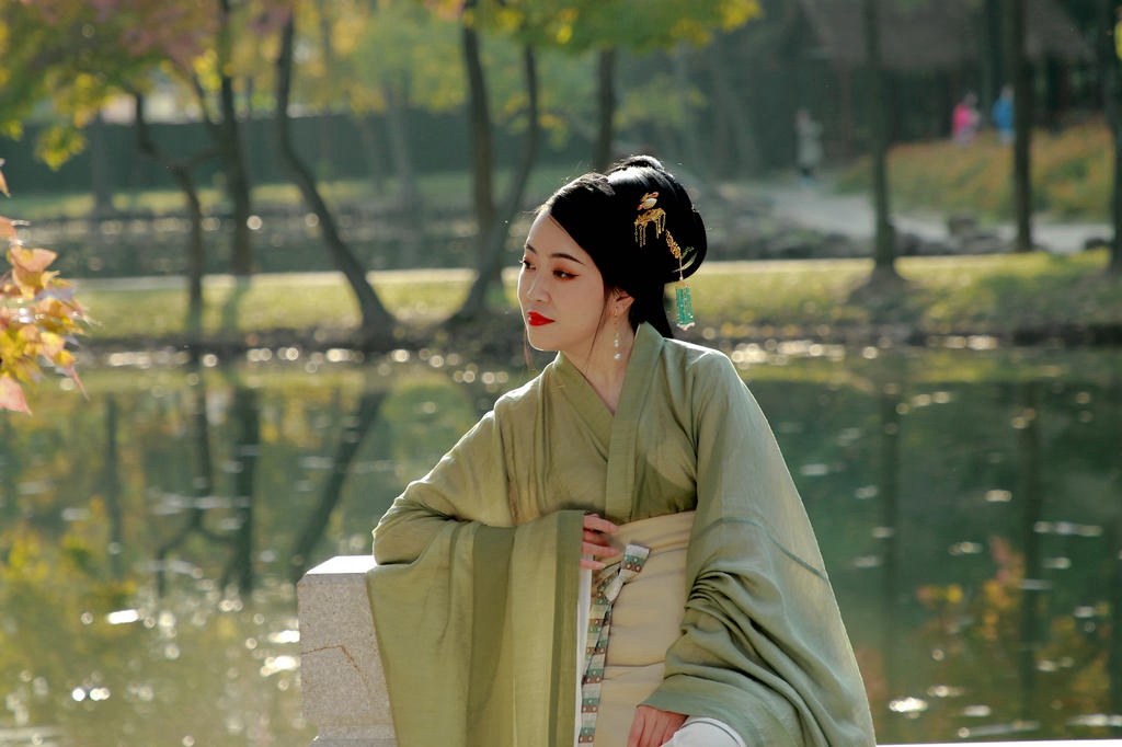 油菜花田汉服美女风韵犹存图片