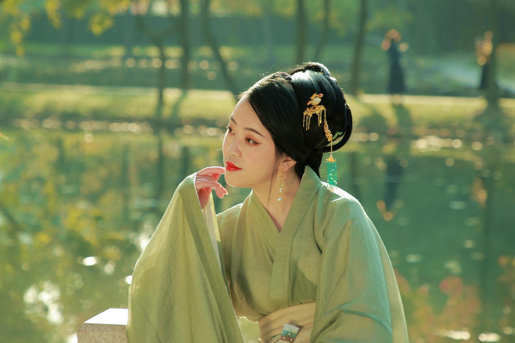 油菜花田汉服美女风韵犹存图片