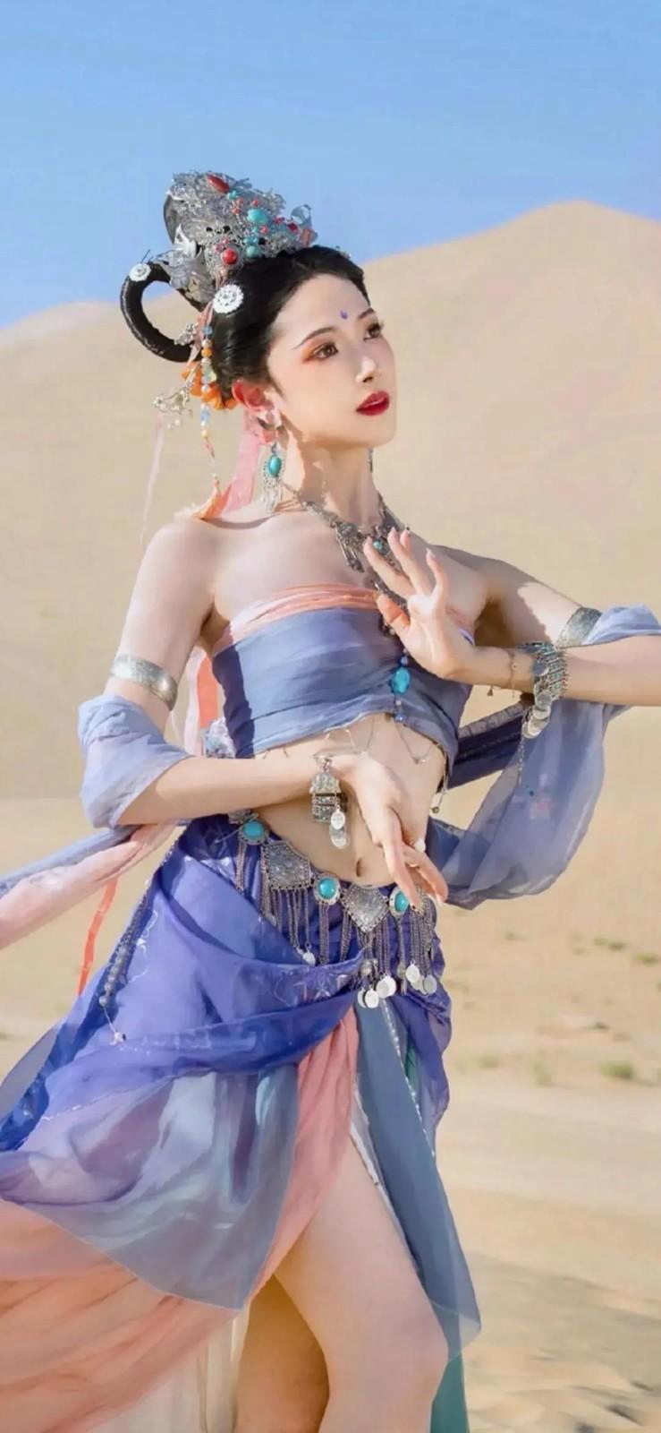 沙漠里的嫦娥美女细腰美腿图片