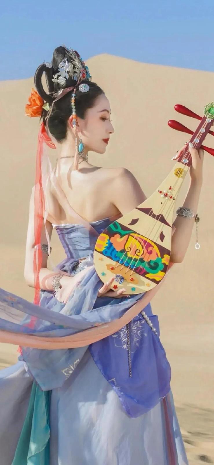 沙漠里的嫦娥美女细腰美腿图片