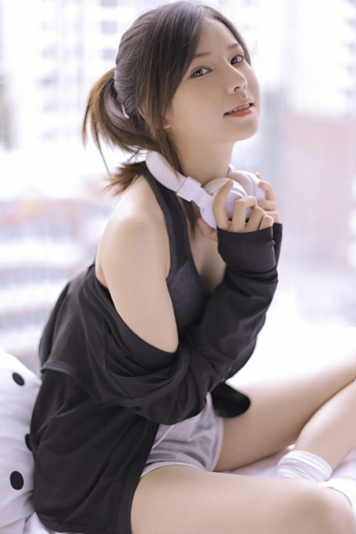 马尾辫小姐姐露脐装超短裤写真