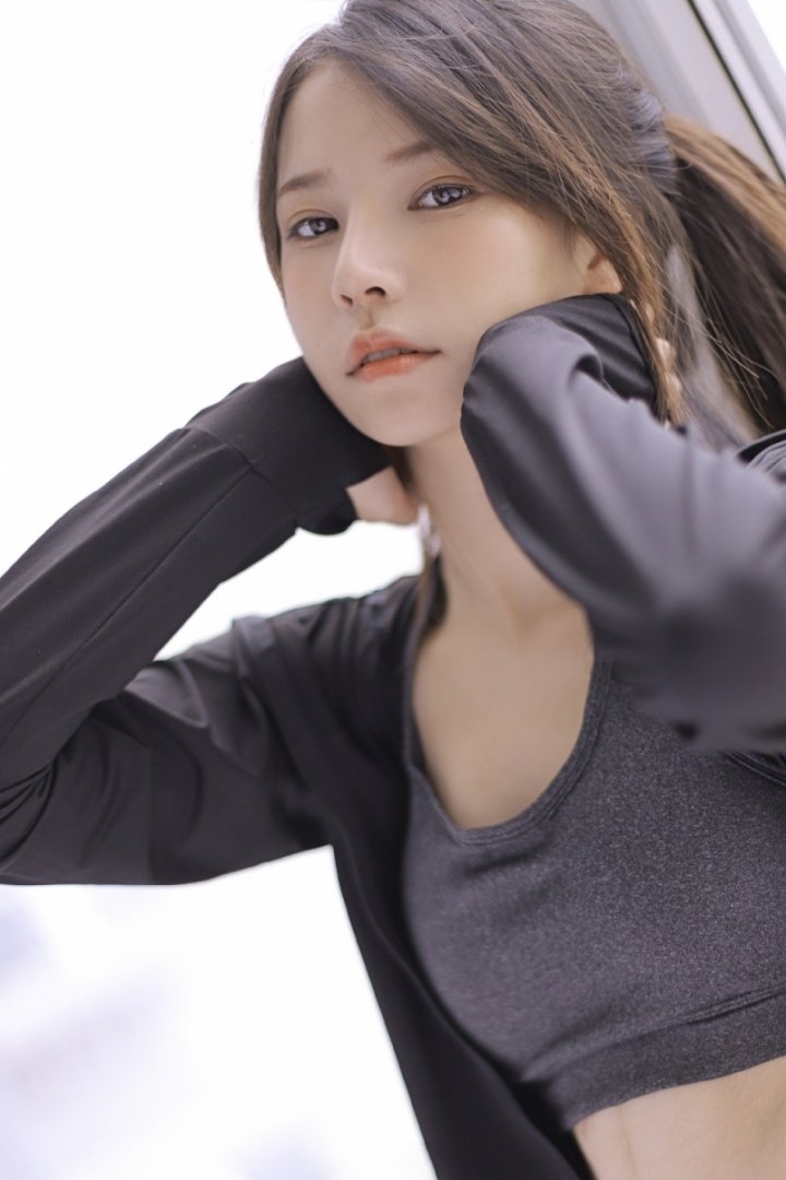 马尾辫小姐姐露脐装超短裤写真