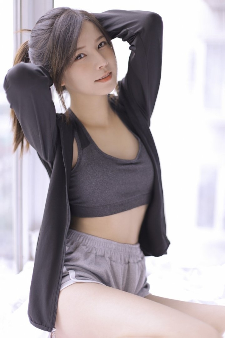 马尾辫小姐姐露脐装超短裤写真