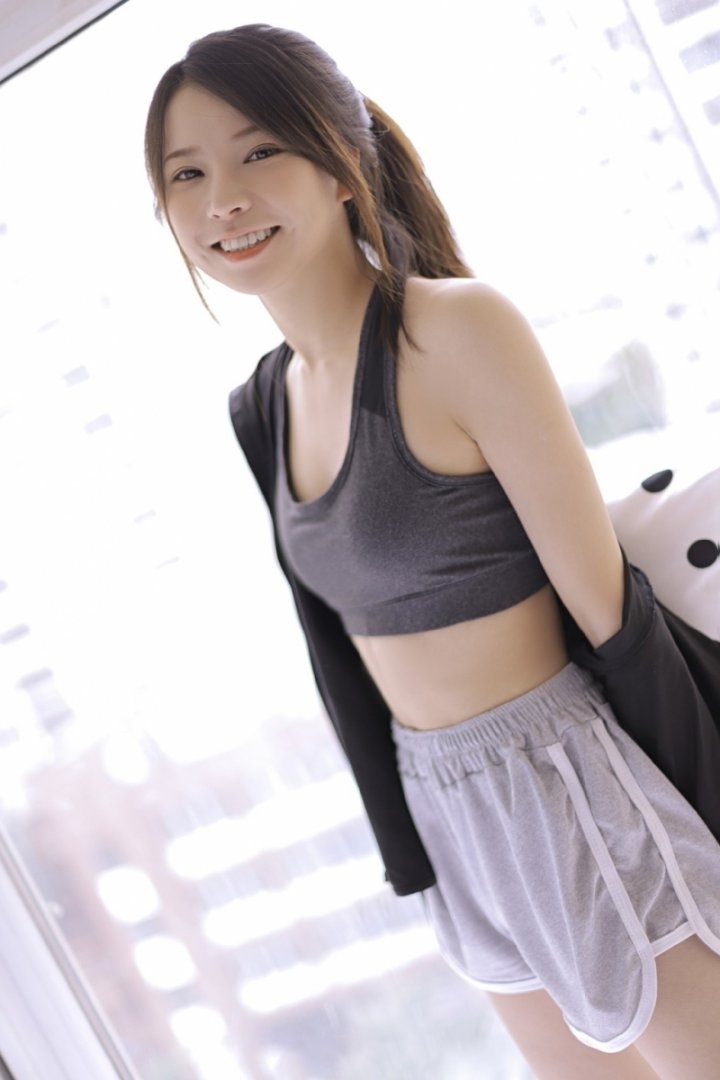 马尾辫小姐姐露脐装超短裤写真