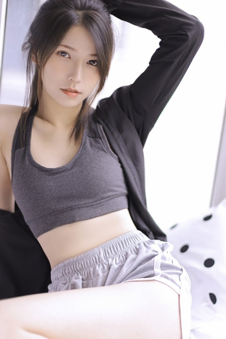 马尾辫小姐姐露脐装超短裤写真