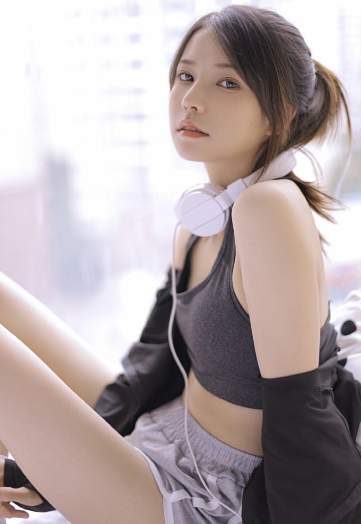 马尾辫小姐姐露脐装超短裤写真