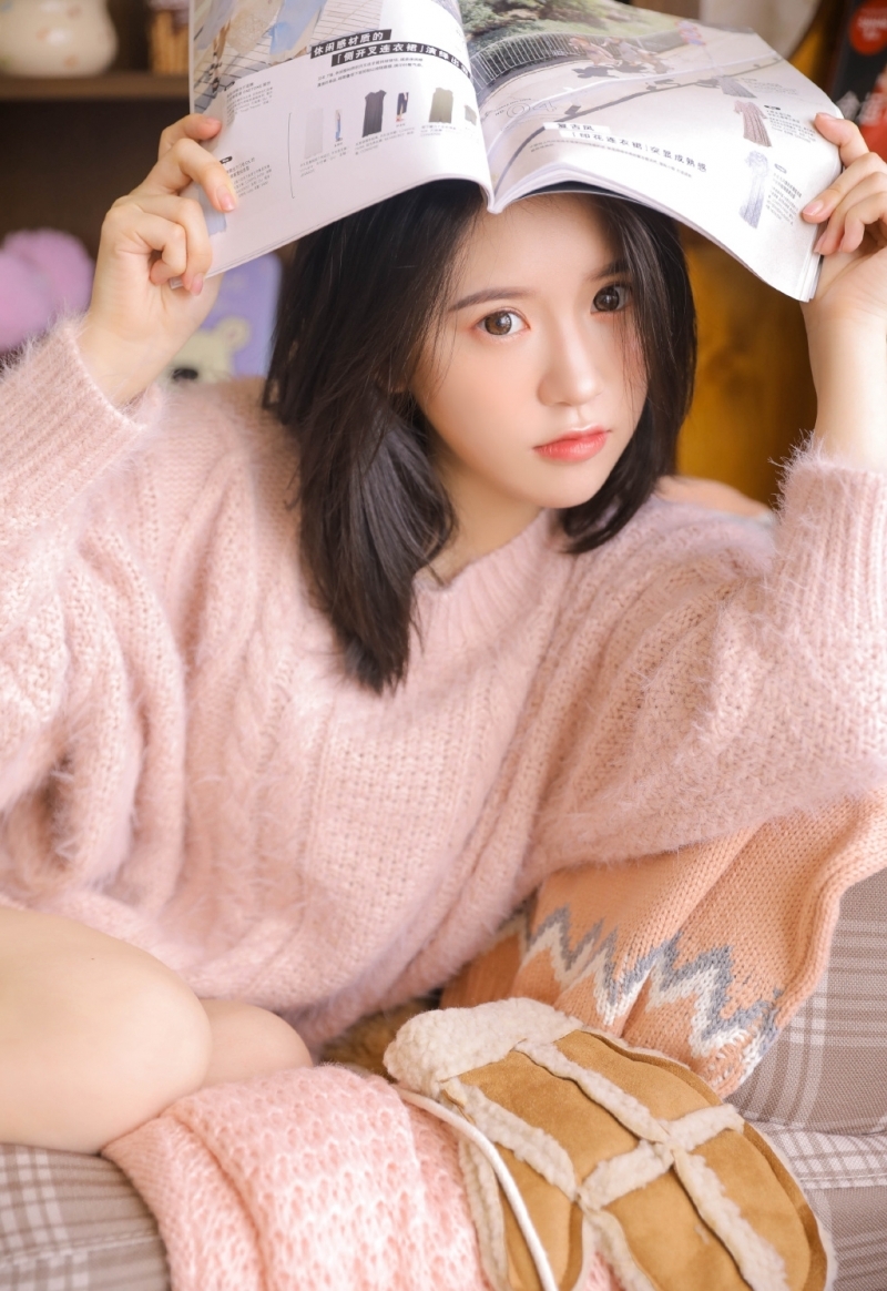 粉嫩小女生白皙大长腿室内写真