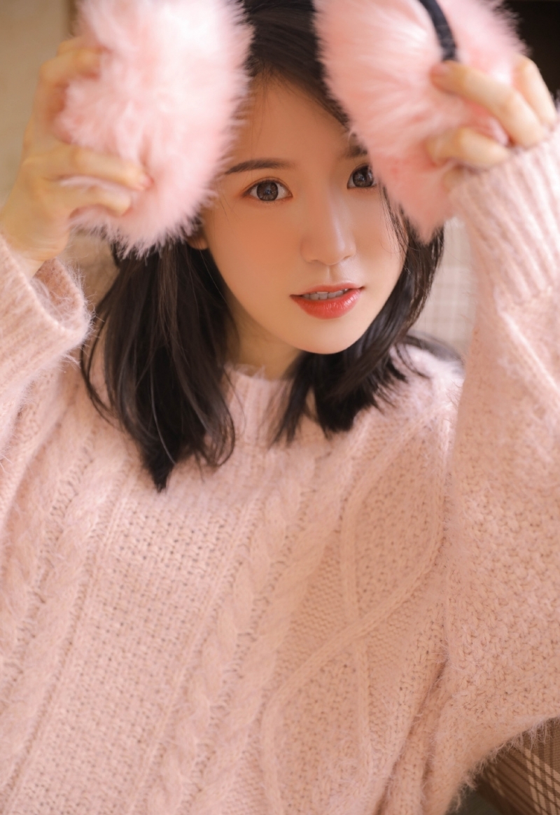 粉嫩小女生白皙大长腿室内写真