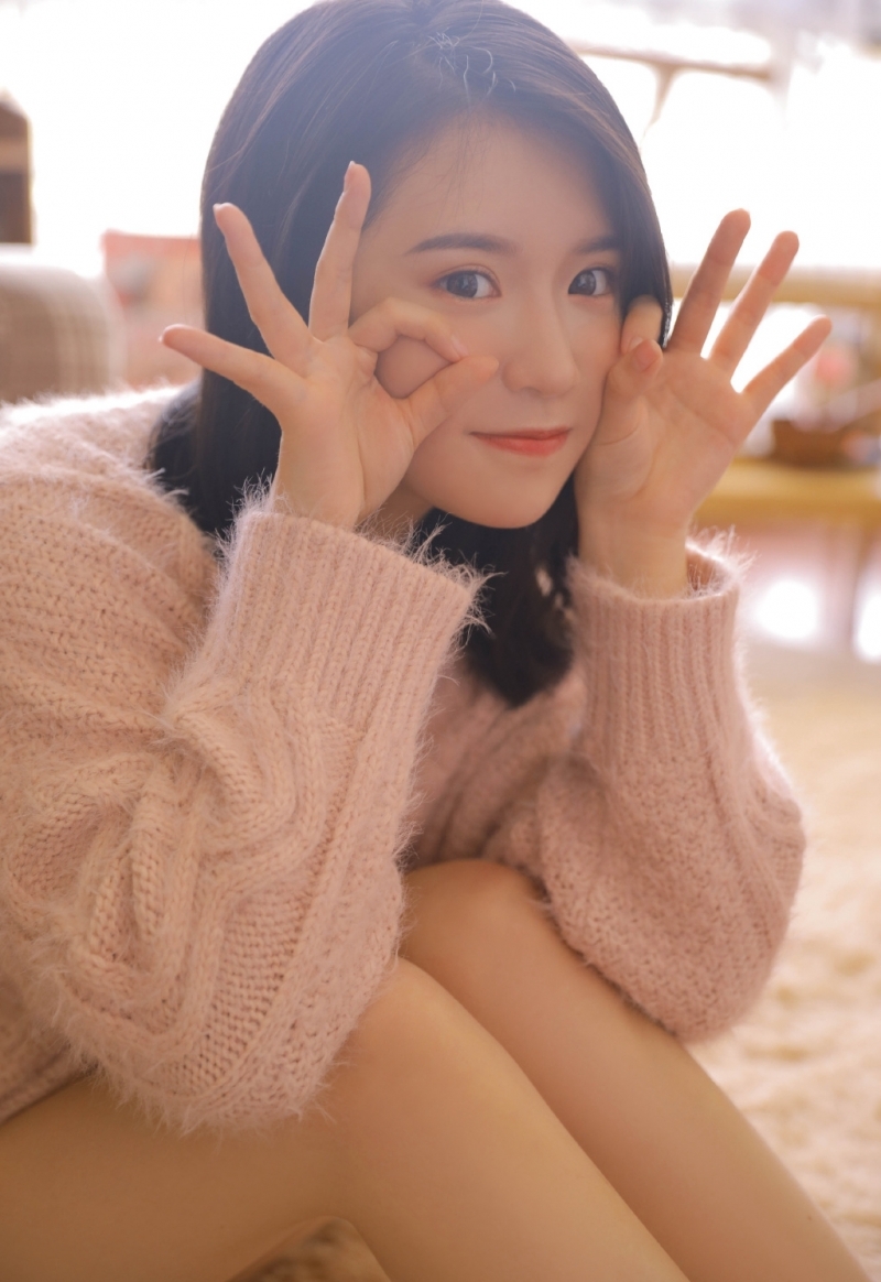 粉嫩小女生白皙大长腿室内写真