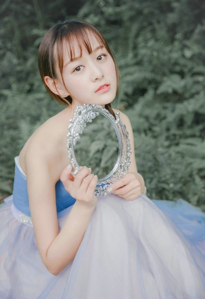 森系美女抹胸长裙香肩锁骨图片