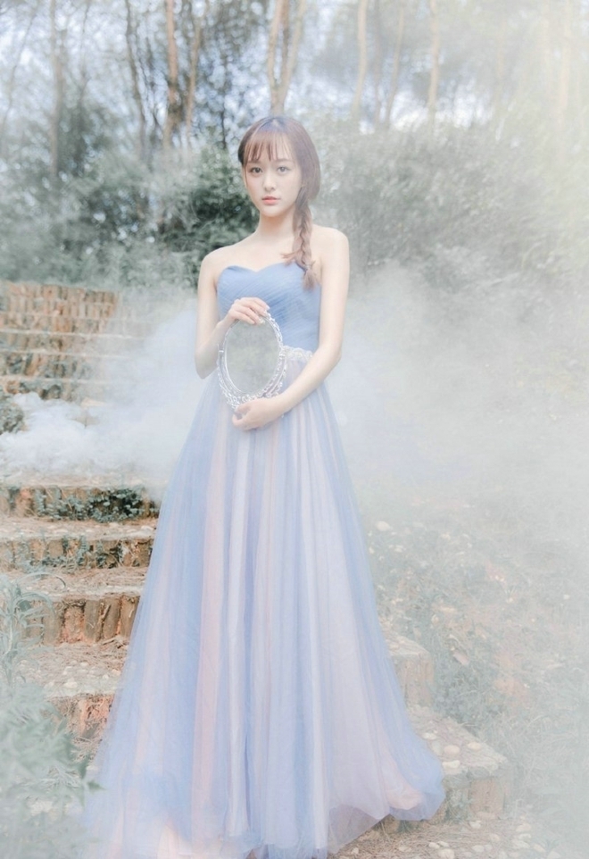 森系美女抹胸长裙香肩锁骨图片