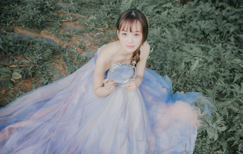 森系美女抹胸长裙香肩锁骨图片