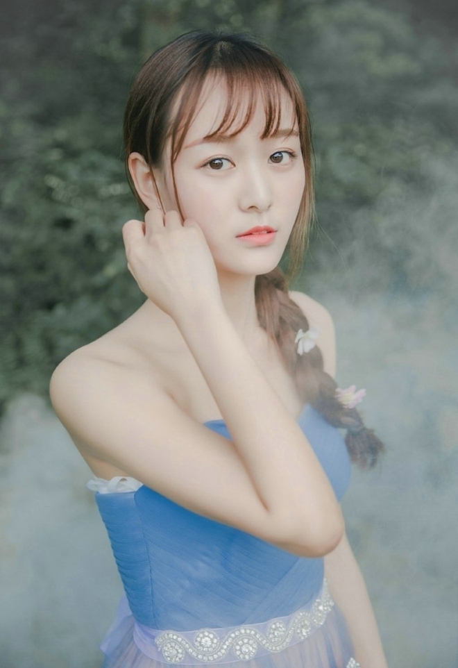 森系美女抹胸长裙香肩锁骨图片