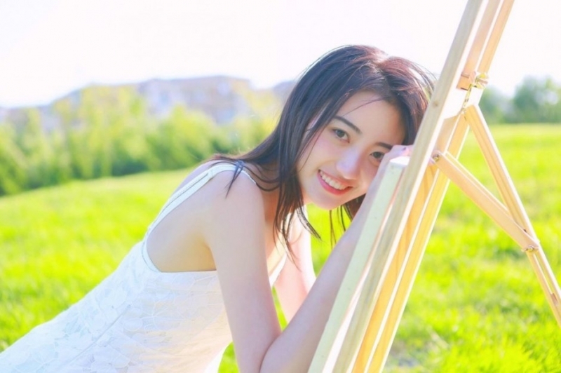 白裙美女香肩锁骨清新可人图片