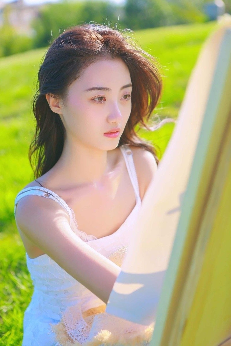 白裙美女香肩锁骨清新可人图片