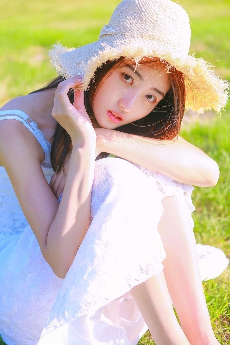 白裙美女香肩锁骨清新可人图片