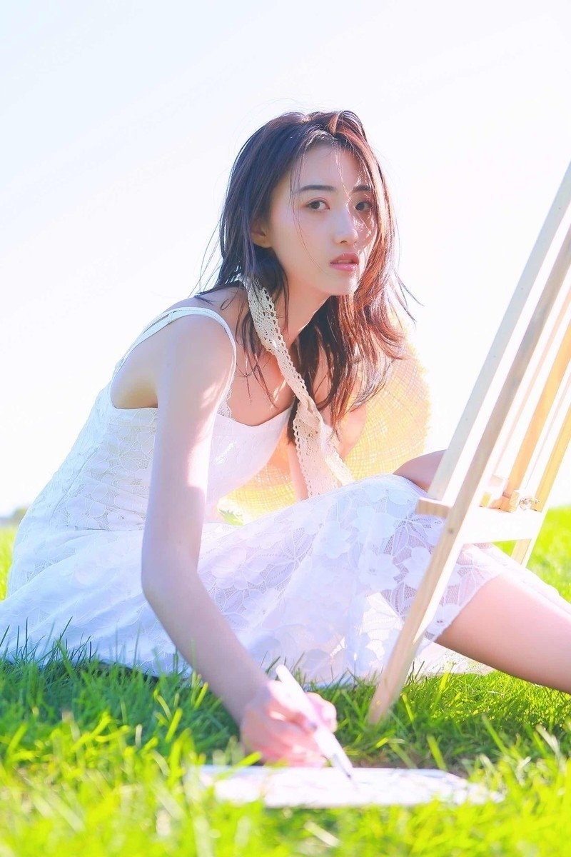 白裙美女香肩锁骨清新可人图片