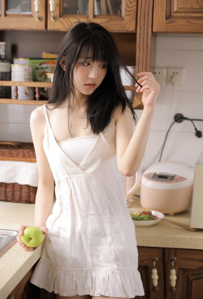 早安少女吊带白裙香肩美腿写真