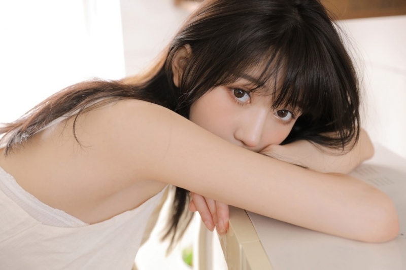 早安少女吊带白裙香肩美腿写真