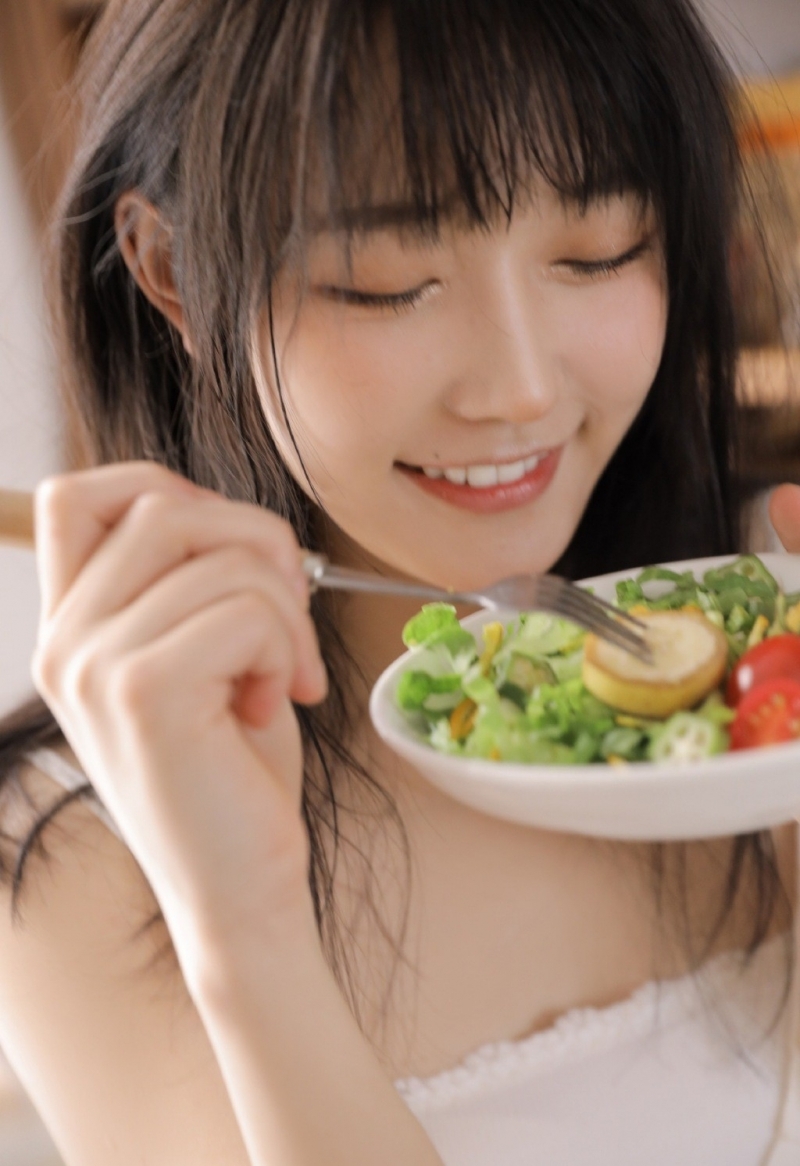 早安少女吊带白裙香肩美腿写真